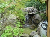 石積みの滝と池