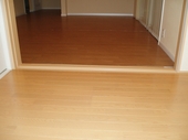 部屋から部屋への入り口もバリアフリーになっています。